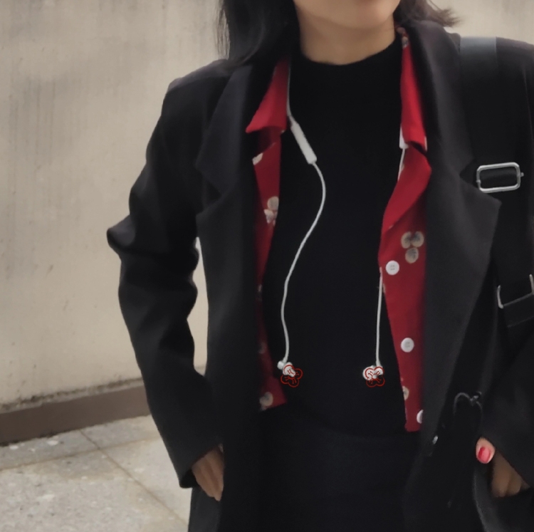 HA-江西省·景德镇市·昌江区-B站-素人,净身高163,体重91,腰围57,会p图,调色,各种风格都可驾驭,短发长发风格都不一样,目前是长发,本人学服装设计专业对服装较为了解,主拍买家秀,可写详细测评
接单类型:寄拍服装,美妆,美甲,饰