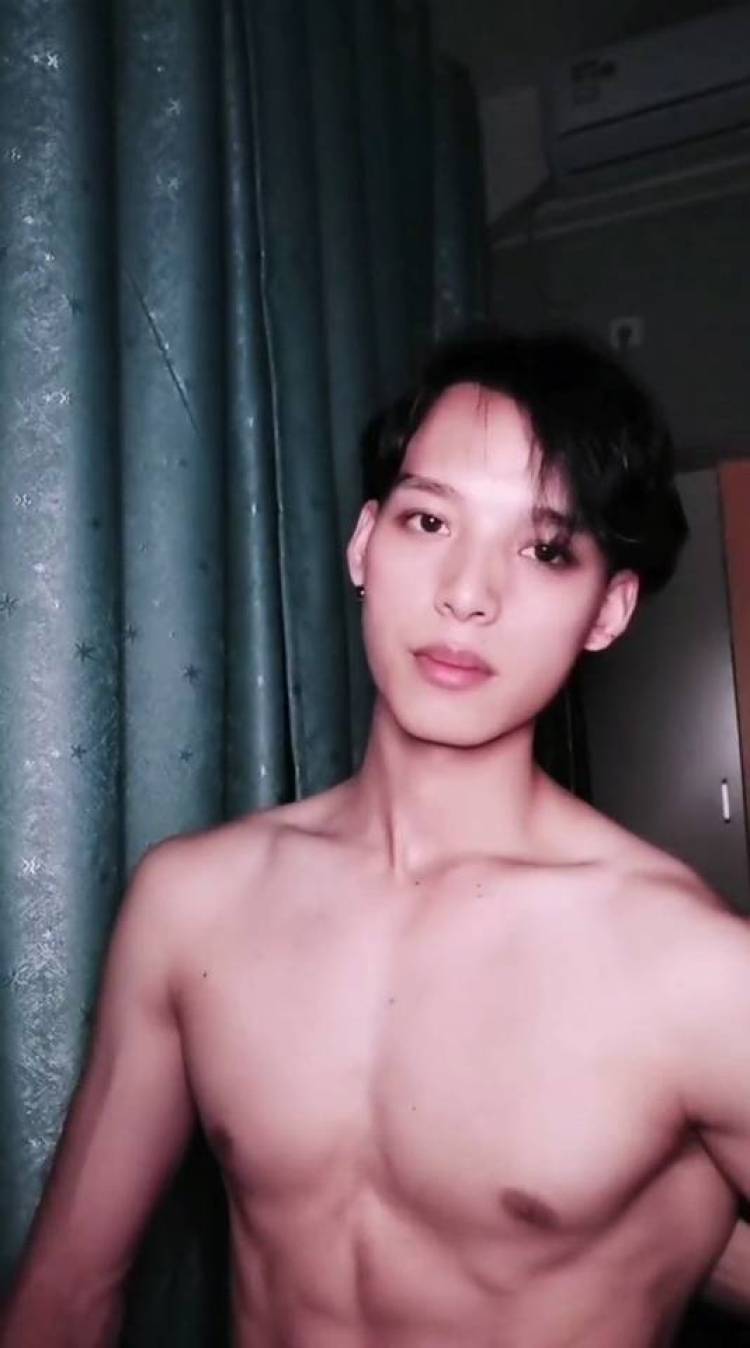 Owen-广西壮族自治区·南宁市·西乡塘区-抖音微博***-健身教练,男,身高173,体重60公斤,胸围97腰围70臀围87,接潮牌,运动装,港风,复古,日系,汉服等类型的寄拍,其他风格也可以尝试,会修图出图快,也接平面模特
