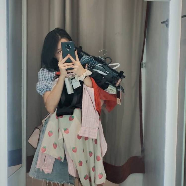 ʚʙᴇɴɪᴛᴀ.ʟɪɞ-江西省·南昌市·红谷滩区--新人 可接寄拍网拍送拍 服饰类美妆类 可甜美、纯欲风等 会拍照会P图剪视频P视频 有需要的老板可以找我~