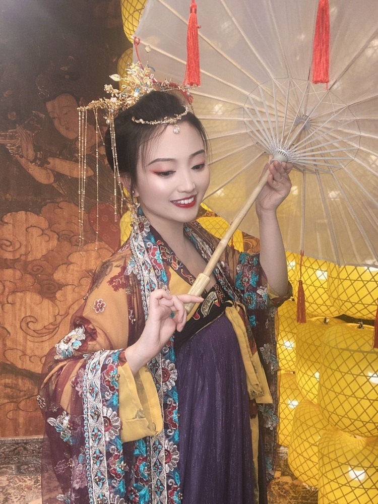 仙献骐-上海市·上海市·黄浦区-***/知乎-风格多样，会拍照，出片率高，可以接各类服饰，寄拍送拍均可，上海地区可探店、线下活动。