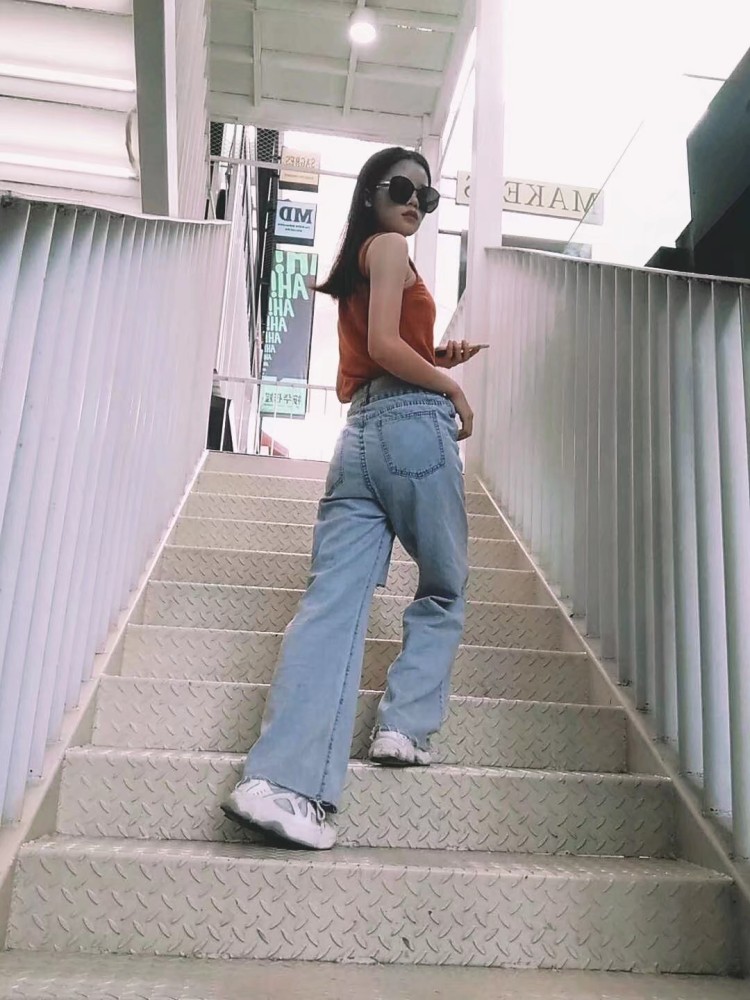 九月师姐-广东省·广州市·天河区-***，抖音，B站，微博-一个160cm/43kg的女生，平时爱摄影，爱穿搭，喜欢做买家秀，淘宝逛逛带货