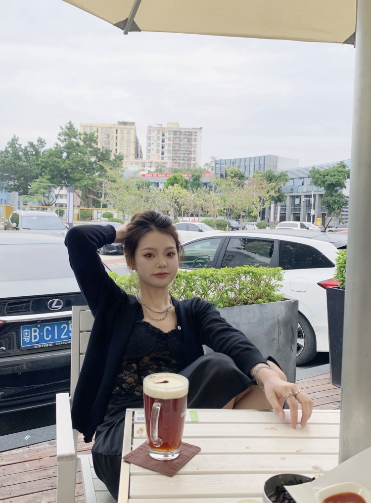 LING-广东省·深圳市·龙岗区--个人兴趣喜欢拍照,修图,包括剪辑视频,了解彩妆,工作职位是彩妆师,热爱互联网时代