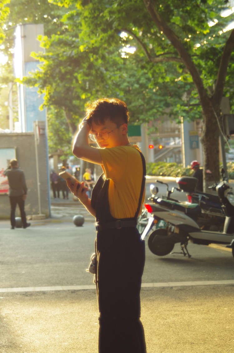 丁椿先生·6点钟摄影-贵州省·贵阳市·南明区--接拍任何风格的写真，模特不限，以及接拍各种产品商拍，小哥哥很好说话，超级好沟通