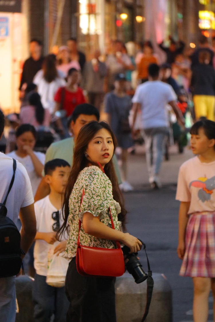 胡图图-四川省·自贡市·自流井区-抖音 微博 ***-是一名小摄影师，在校女大学生，专业是播音，高中学过表演。性格活泼开朗，拍照水平个人觉得还不错。衣品在线。