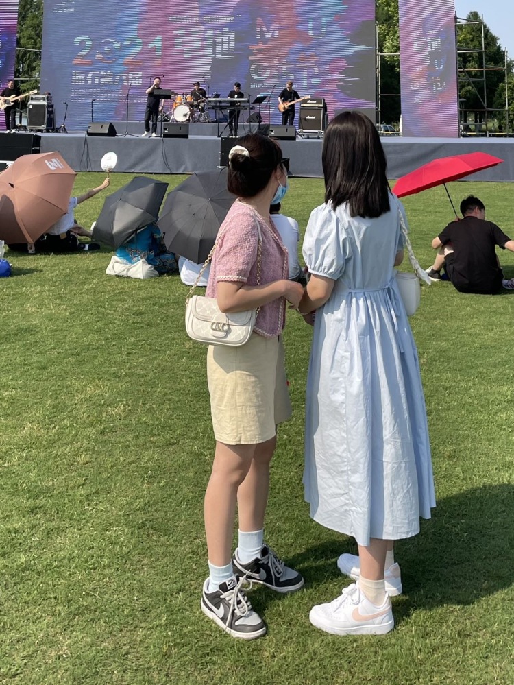 逃离宇宙-浙江省·金华市·义乌市-抖音 ***。快手-喜欢拍照。会简p。时间充裕 接寄拍 例如服装等  买家秀也可。诚信来