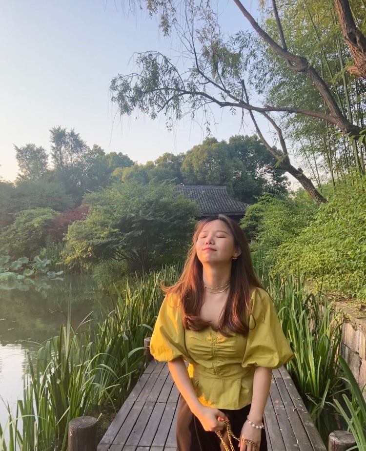 大油头雅雅-浙江省·杭州市·西湖区-*** 抖音 微博-大家好！我是大油头雅雅～是个小素人，个子不高能量很足，有拍过服装和饰品的经验～想接一些探店，软文测评，买家秀的活～个人比较偏向纯欲风和甜美少女还有轻熟风～