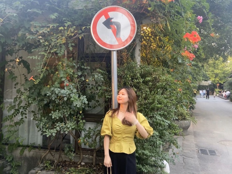 大油头雅雅-浙江省·杭州市·西湖区-*** 抖音 微博-大家好！我是大油头雅雅～是个小素人，个子不高能量很足，有拍过服装和饰品的经验～想接一些探店，软文测评，买家秀的活～个人比较偏向纯欲风和甜美少女还有轻熟风～
