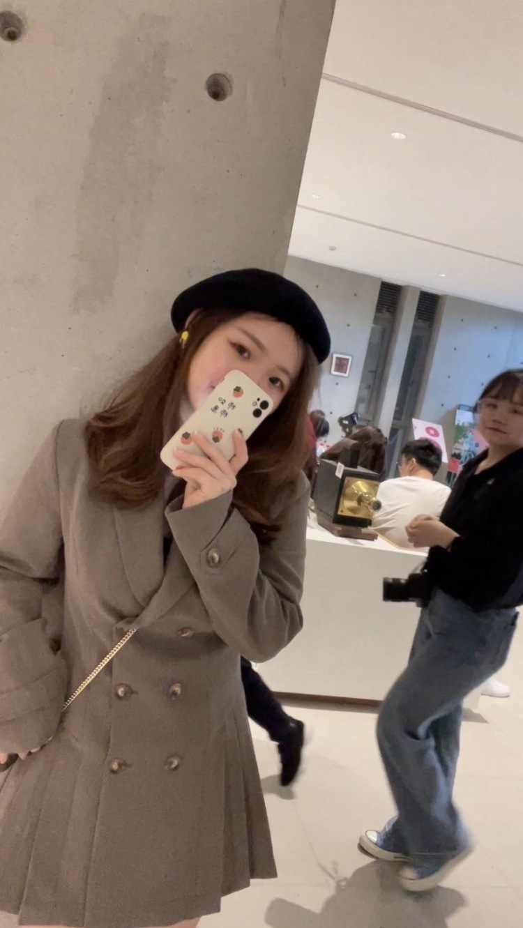 大油头雅雅-浙江省·杭州市·西湖区-*** 抖音 微博-大家好！我是大油头雅雅～是个小素人，个子不高能量很足，有拍过服装和饰品的经验～想接一些探店，软文测评，买家秀的活～个人比较偏向纯欲风和甜美少女还有轻熟风～