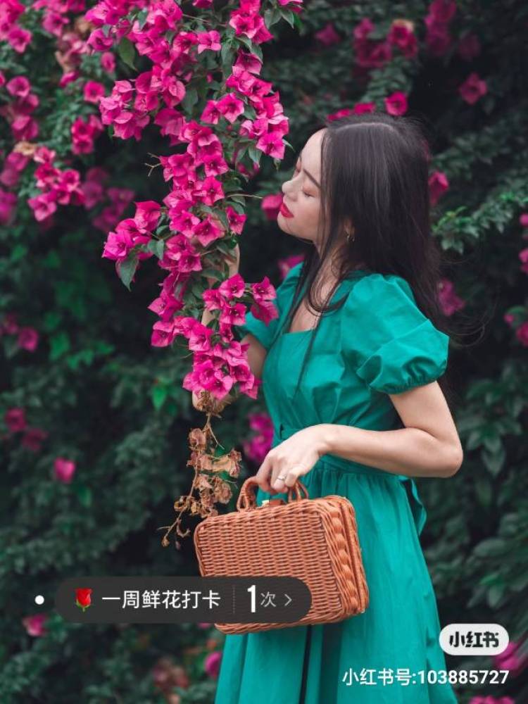 王爽爽-四川省·成都市·龙泉驿区-*** 和微博-您好！
我是一位儿童摄影师,也是一位妈妈。
我：身高162 体重85 长得还不错。穿衣服好看。拍照也好看。
儿子：一岁八个月。。也算可爱。
可接：寄拍网拍＃探店类＃母婴产品＃儿童服饰＃穿搭产品＃买家秀