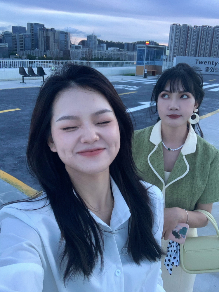 LING-广东省·深圳市·龙岗区--擅长拍照展示衣服的美感,有自己风格多样化,诚意接单,用心对待每一次合作。