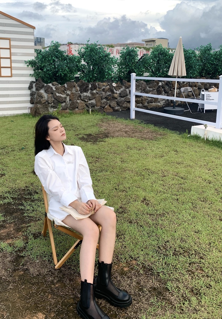 LING-广东省·深圳市·龙岗区--擅长拍照展示衣服的美感,有自己风格多样化,诚意接单,用心对待每一次合作。