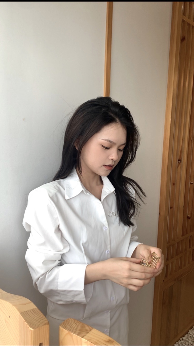 LING-广东省·深圳市·龙岗区--擅长拍照展示衣服的美感,有自己风格多样化,诚意接单,用心对待每一次合作。