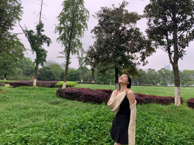 🦄 嵩嵩-江西省·新余市·渝水区-抖音微博小书快手-在线接单，服装主图，买家秀，帽子 耳环 饰品 口红服装鞋子  寄拍 工作联系我 身高160体重44
