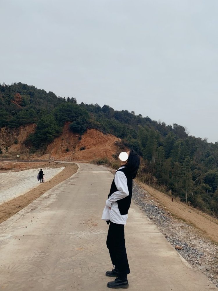 🦄 嵩嵩-江西省·新余市·渝水区-抖音微博小书快手-在线接单，服装主图，买家秀，帽子 耳环 饰品 口红服装鞋子  寄拍 工作联系我 身高160体重44