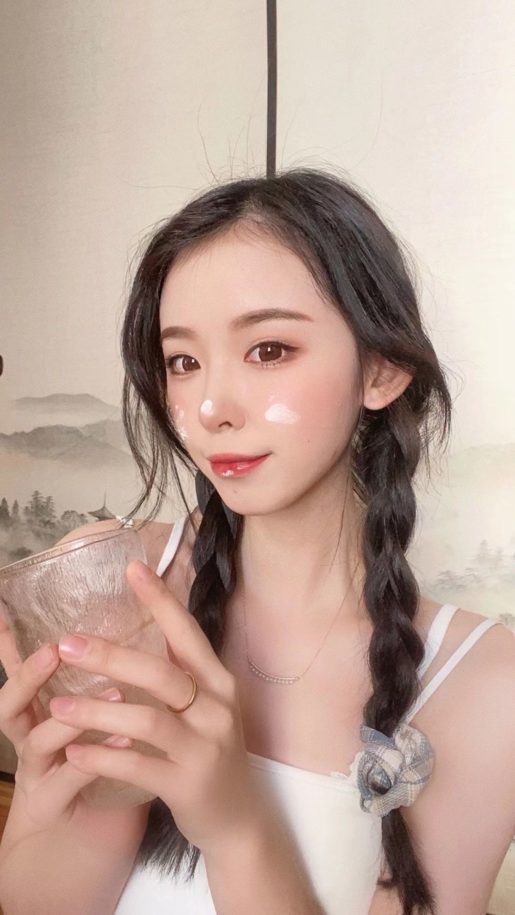 月亮-辽宁省·大连市·甘井子区-*** 抖音-167 96kg 爱好穿搭 美瞳！不限制风格～服装～美妆～可以制作小视频～