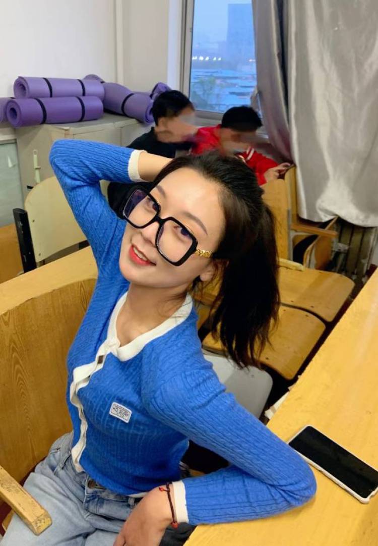 赵大脸不翻脸-山东省·济南市·章丘区--专业模特，裤子裙子包包之类的买家秀都可以接，产品使用也可以，照片清晰，经验丰富，可长期合作