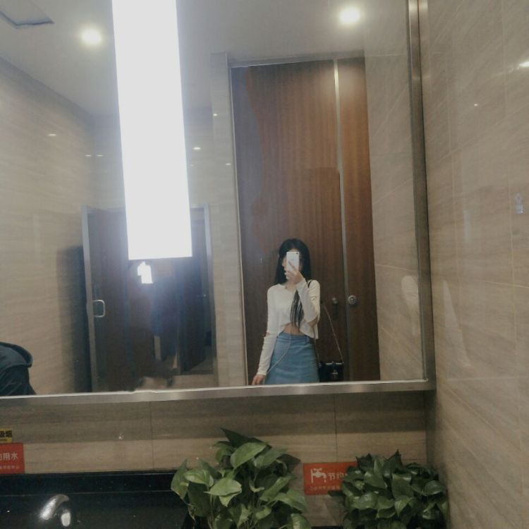 .-广东省·惠州市·惠城区-快手-时间自由，随时接单
有快手账号，喜欢拍照P图，擅长各类风格穿搭，可接买家秀，寄拍模特，软文推广