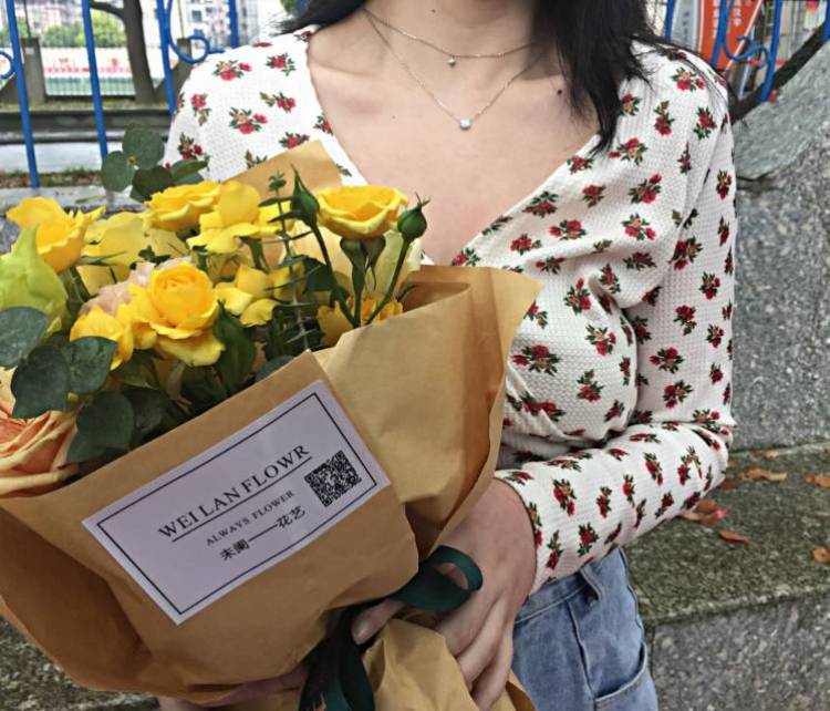 🍓-湖北省·恩施土家族苗族自治州·建始县-抖音 ***-学生 爱好拍照与视频拍摄 喜欢穿搭 能接短视频 vlog制作 开箱测评 买家秀等