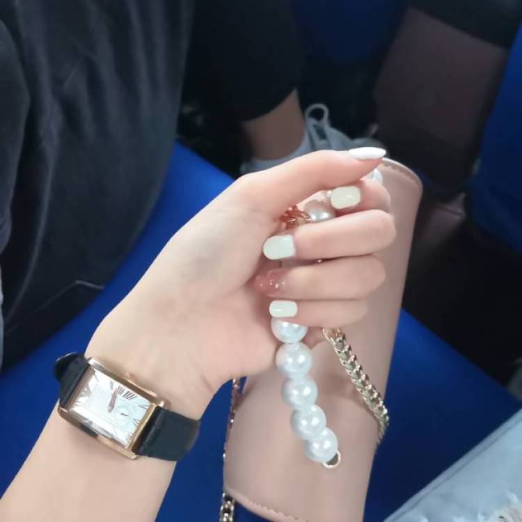 七七-辽宁省·辽阳市·白塔区--身高162
体重92
寄拍，首饰可，手好看，有摄影师，p图不用操心