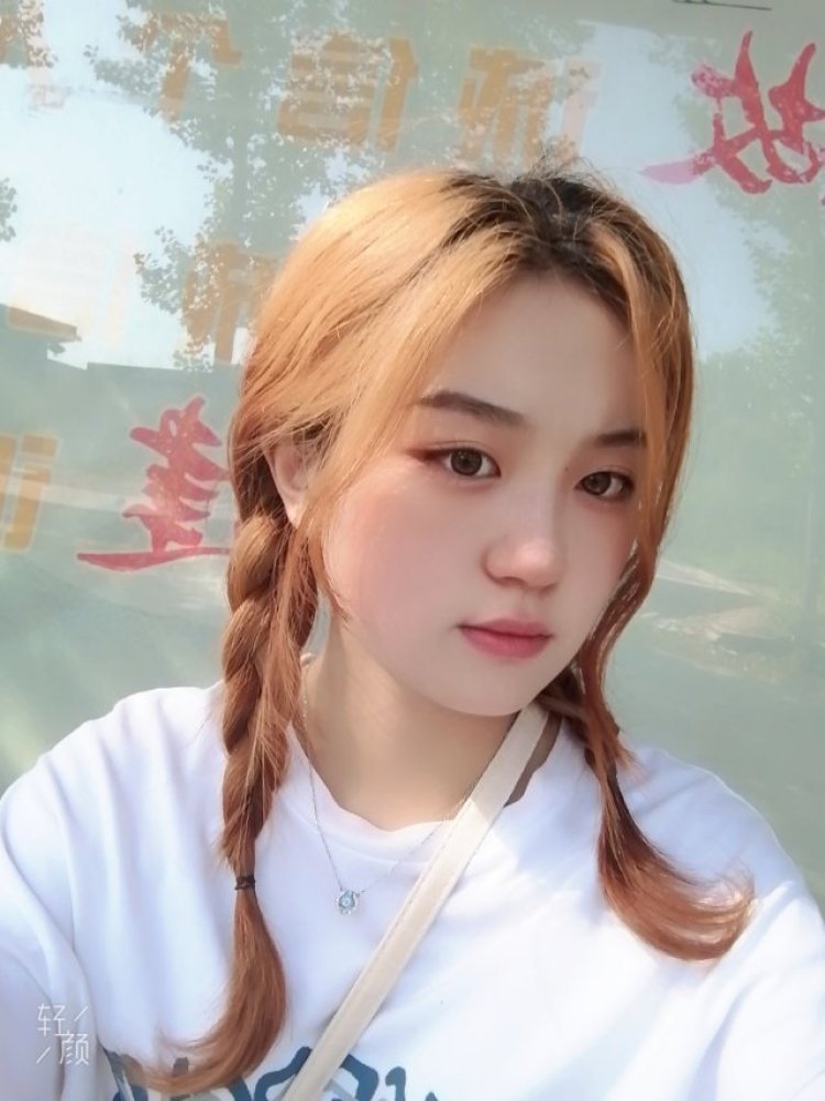 迪士尼在逃公主.-山东省·济宁市·邹城市-快手-喜欢拍照 ，p图技术好，喜欢在各大平台买衣服，会穿搭，是一名学生，想要接网拍单