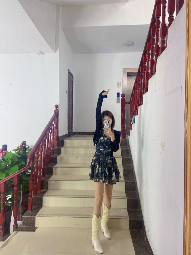 蓝廸.-河南省·南阳市·宛城区--长期接单,衣服饰品等都可
身高体重168/55
出片快,质量高 网拍卖家秀都可