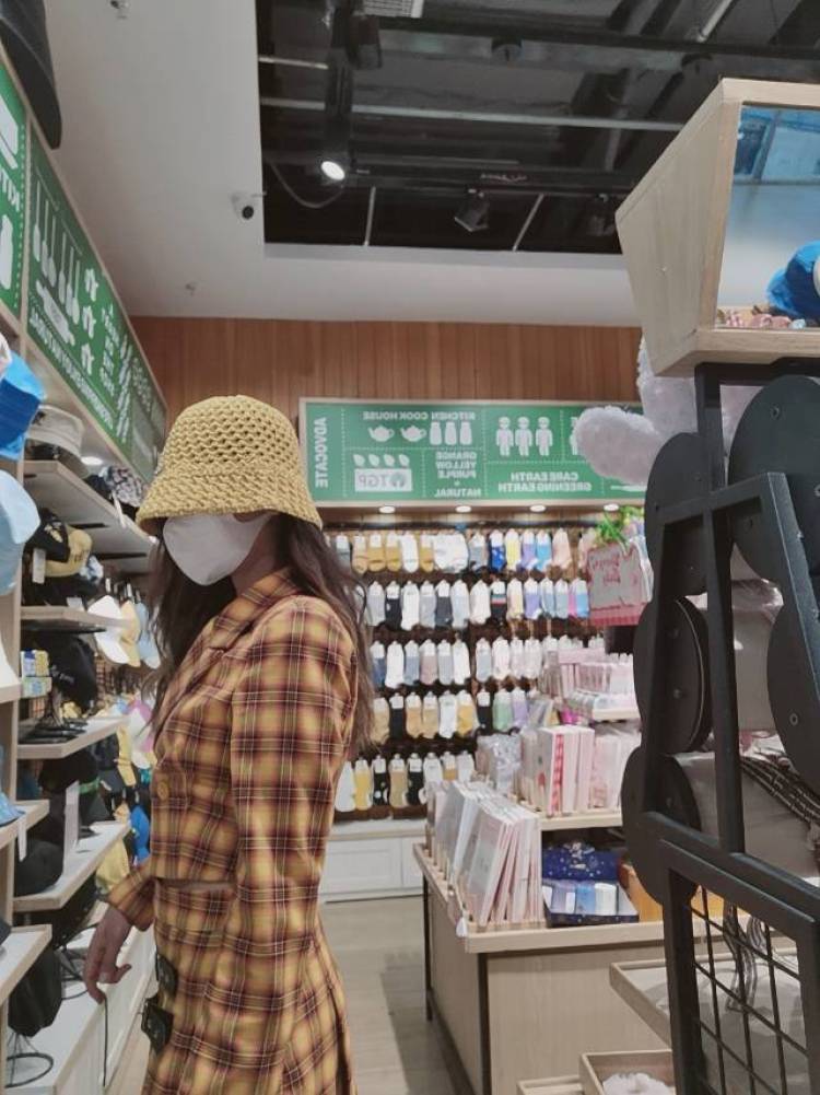 柠檬哈士奇-河北省·张家口市·桥东区-***,b站-接寄拍,送拍,能自己p图,身高165,体重49,正职空闲时间比较多。
