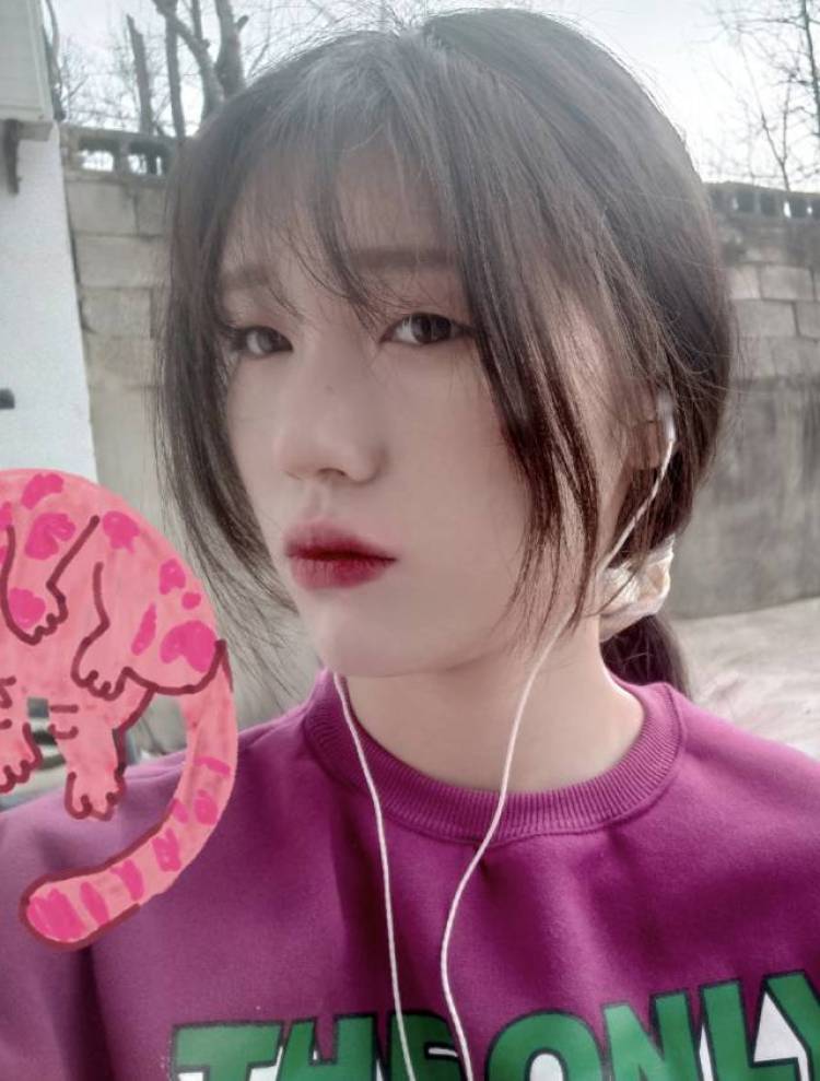 纵欢-安徽省·合肥市·包河区-***:易夫人抖音:小C真漂亮-大一学生党，平时喜欢研究穿衣，风格多变，喜欢化妆，身高164体重93，可以接寄拍，开箱测试，手模也可，会p 图。