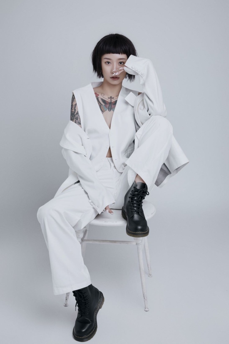 SuKi 🖤-广东省·深圳市·福田区-抖音，***，微博-擅长拍照，修图，探店，穿搭，风格多变，接寄拍探店，可当模特，身高168，体重51kg