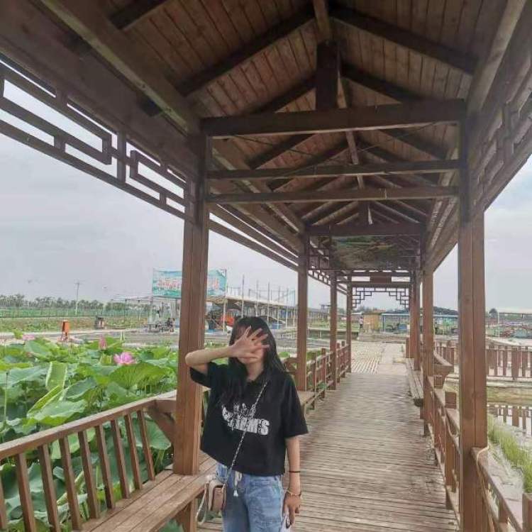 抬头看天-山东省·聊城市·莘县--身高155体重80斤想要寄拍,是学生 喜欢拍照 是寄拍！是寄拍！！