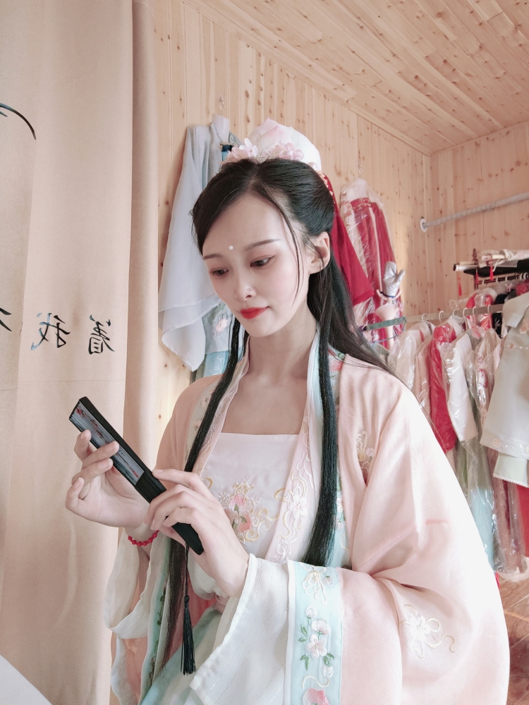 山有木兮-河北省·石家庄市·元氏县-抖音，快手-接寄拍，买家秀，汉服，日常服装都可，知世故而不世故，一个有些二的汉服实体店妆娘
身高165体重50