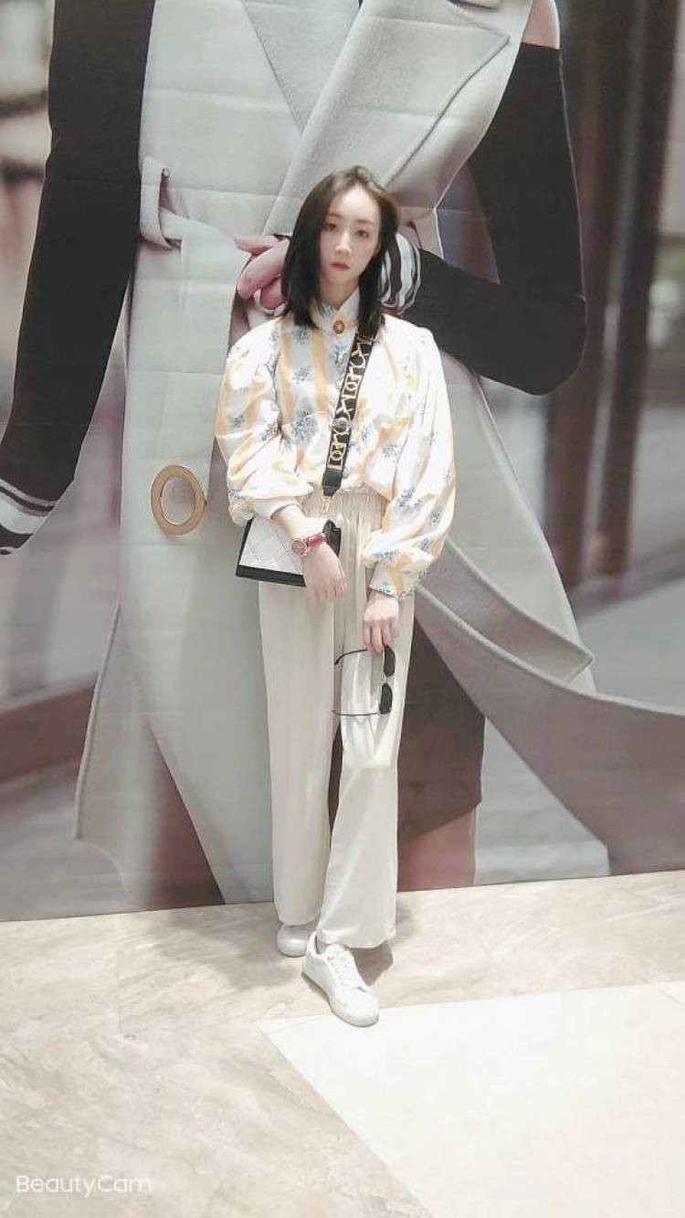 Aຼgon๊i-广东省·清远市·清城区--好物种草
寄拍模特，首饰，服装，配饰，鞋子
比较喜欢慵懒服装类型
想接高级感拍摄