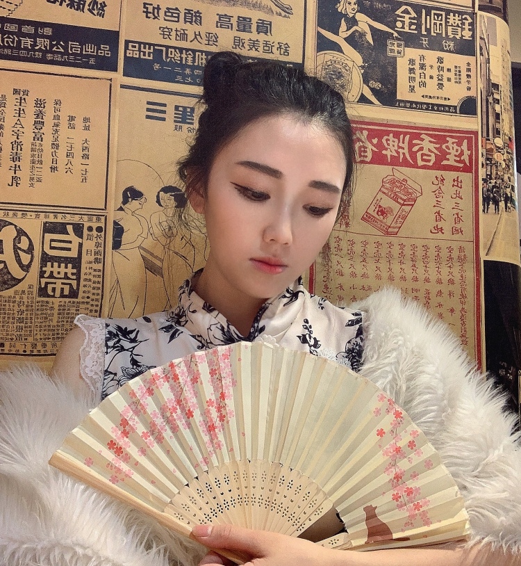 甜-湖北省·武汉市·江岸区-抖音、***、微博、B站-在线接单，本人素质高，平时自己很喜欢衣服的搭配，很喜欢拍照，会P图，出图快，做事认真仔细，要求精益求精.认为可以完成这个技能，呈现好的效果，本人158，体重85斤.有适合可以联系我谢谢