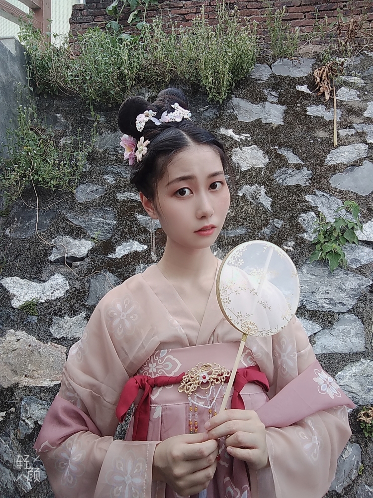 呜呜〒_〒-广东省·云浮市·云城区-抖音-可以接买家秀,兴趣是汉服,我会一点盘发,也有假发包,接发片,一些汉服发饰。平时传统节日,基本上都会穿汉服出去玩,或者出去拍照的。日系风格的也挺喜欢,也可以拍日常的服装。