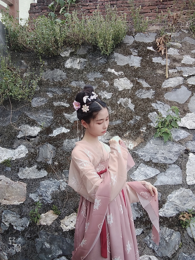 呜呜〒_〒-广东省·云浮市·云城区-抖音-可以接买家秀，兴趣是汉服，我会一点盘发，也有假发包，接发片，一些汉服发饰。平时传统节日，基本上都会穿汉服出去玩，或者出去拍照的。日系风格的也挺喜欢，也可以拍日常的服装。