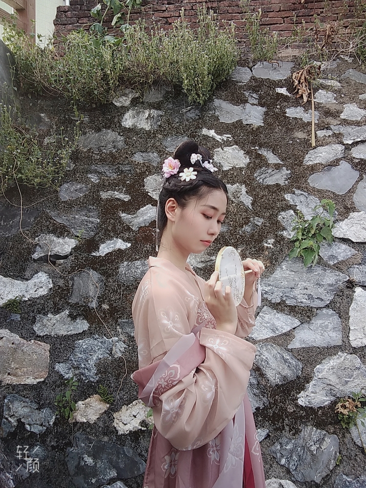 呜呜〒_〒-广东省·云浮市·云城区-抖音-可以接买家秀，兴趣是汉服，我会一点盘发，也有假发包，接发片，一些汉服发饰。平时传统节日，基本上都会穿汉服出去玩，或者出去拍照的。日系风格的也挺喜欢，也可以拍日常的服装。