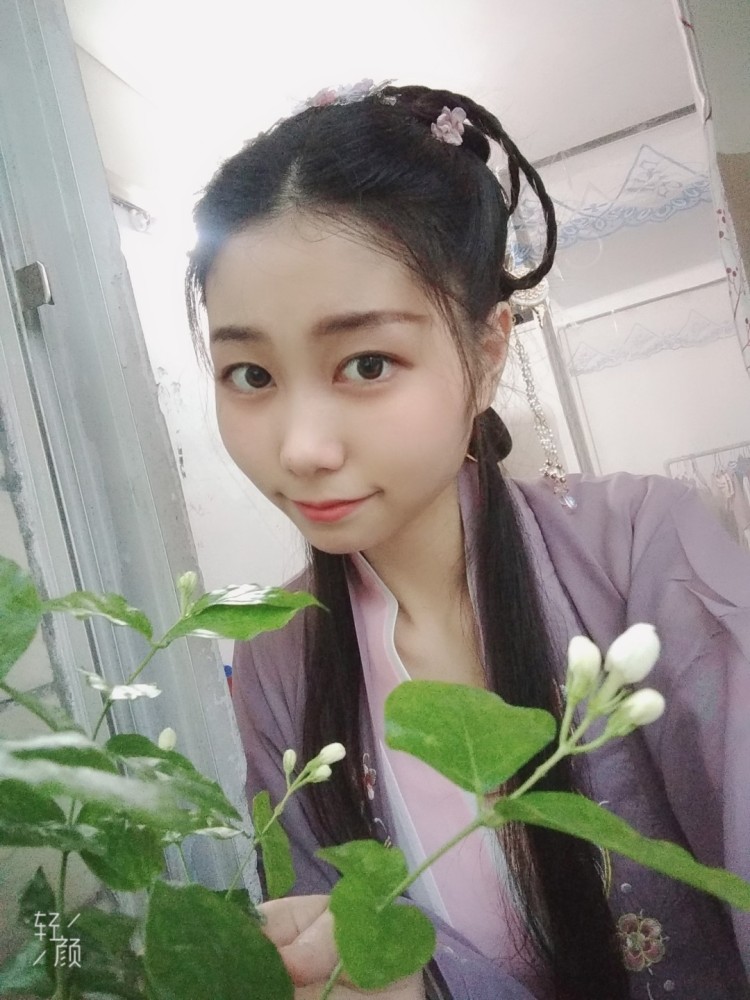 呜呜〒_〒-广东省·云浮市·云城区-抖音-可以接买家秀，兴趣是汉服，我会一点盘发，也有假发包，接发片，一些汉服发饰。平时传统节日，基本上都会穿汉服出去玩，或者出去拍照的。日系风格的也挺喜欢，也可以拍日常的服装。