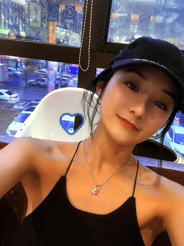 . 財 🤑 迷 .-北京市·北京市·朝阳区-抖音 ***-目前待业宅在家里做美食 . 在健身做塑形 优点可能就眼睛长得好看点 其它没啥优点 可以拍瞳模 身高158 体重82左右浮动 . 可以拍小个子买家秀 平面模特