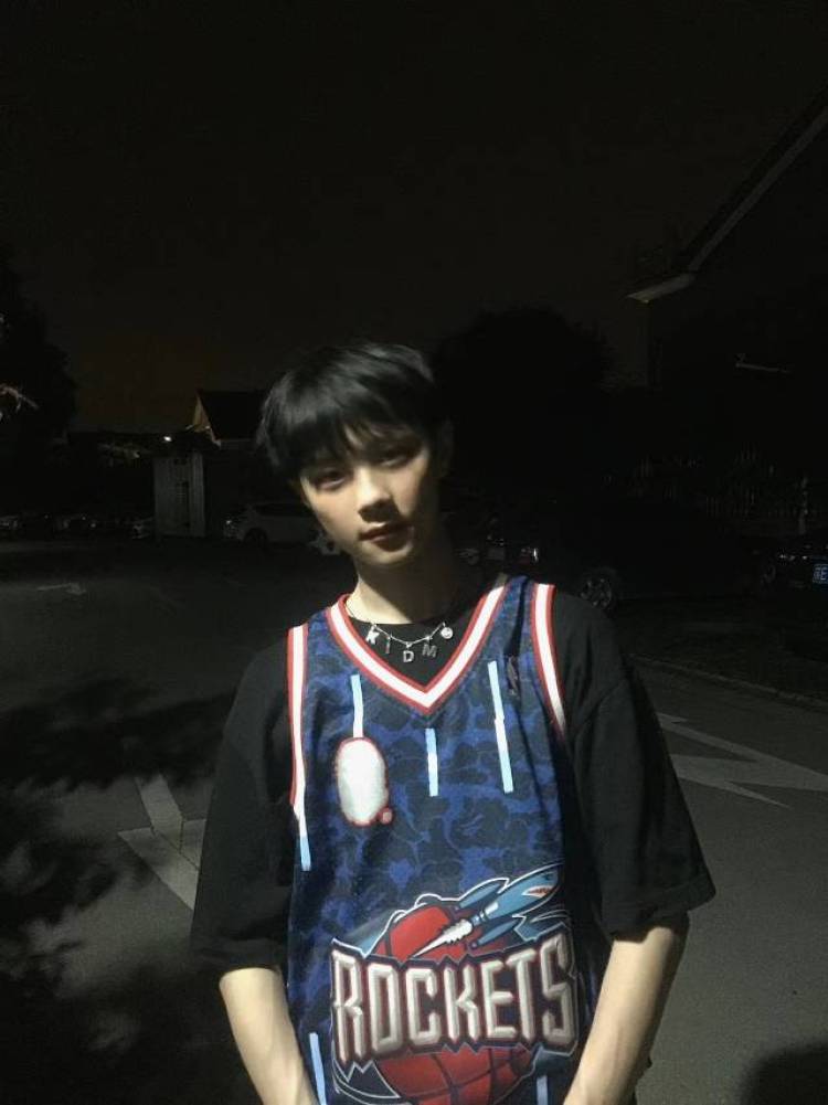 Lii-江苏省·苏州市·吴江区-抖音 微博-善于拍照摆pose，在镜头面前有很强的表现欲望，随和开朗好相处，希望有平面拍摄的可以找我谢谢😜