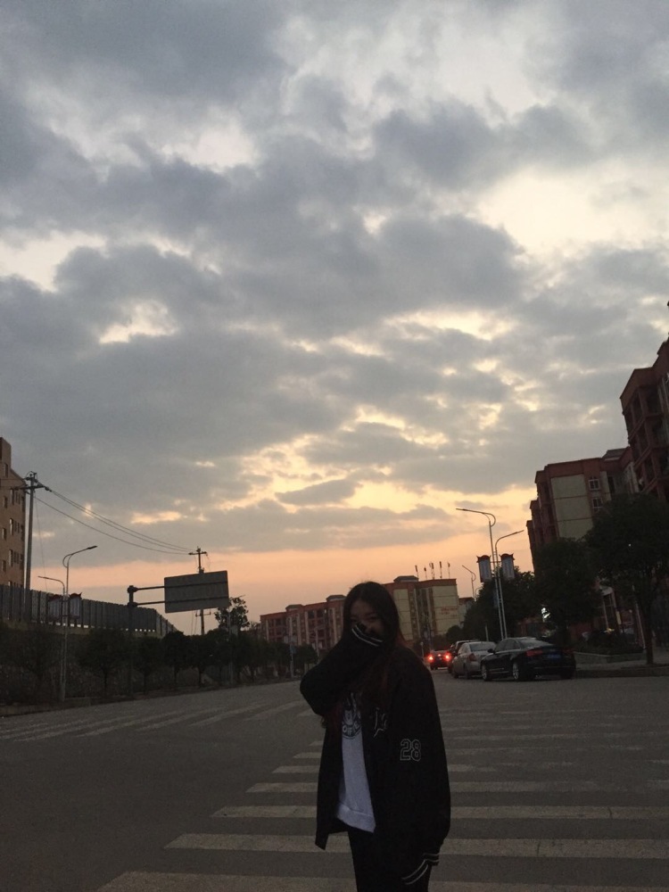 知遥川.-贵州省·六盘水市·盘州市-快手-拍照旅游看小说，偶尔在快手上发发自拍照有时候还会弹吉他，平时做的事最多的是逛街和朋友去拍照