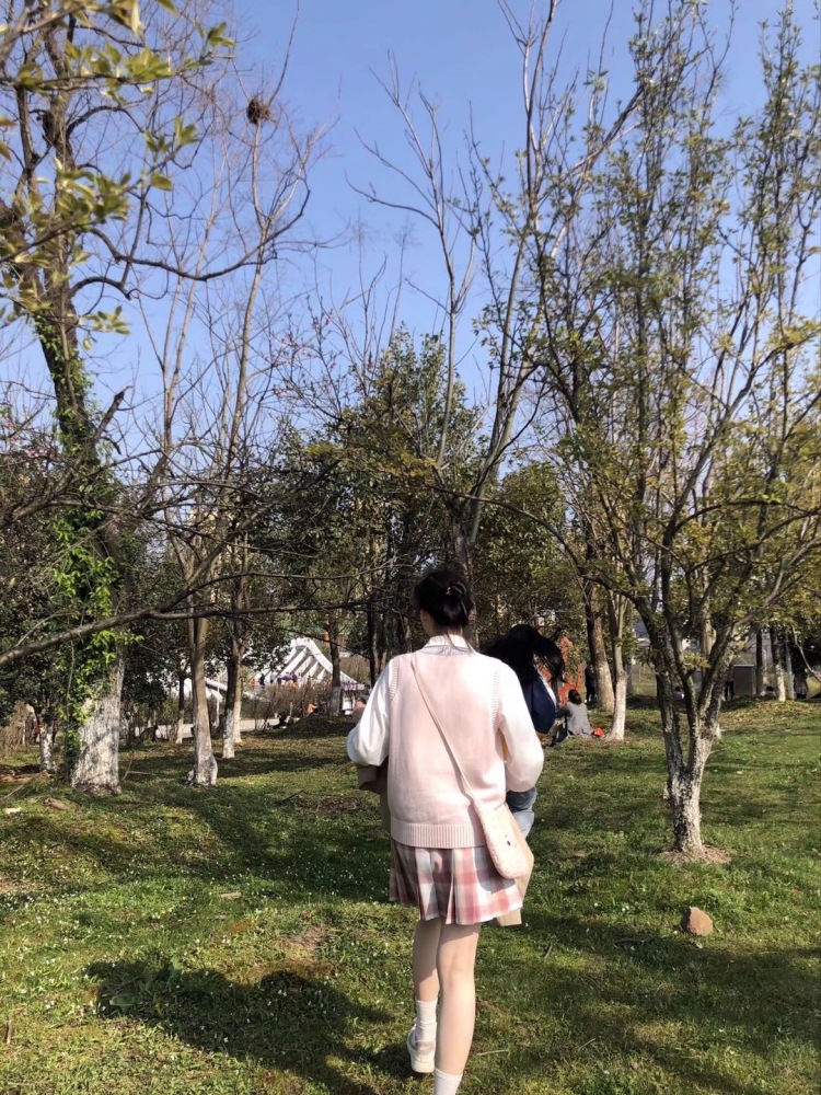 起床好难-安徽省·六安市·金寨县--是一名学生 不过已放假 在家做做副业赚赚奶茶钱和闺蜜一起逛逛街 希望商家康康我o