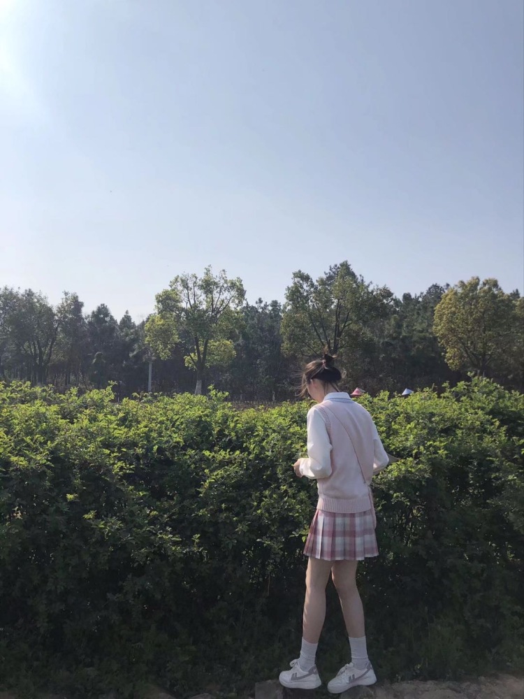 起床好难-安徽省·六安市·金寨县--是一名学生 不过已放假 在家做做副业赚赚奶茶钱和闺蜜一起逛逛街 希望商家康康我o