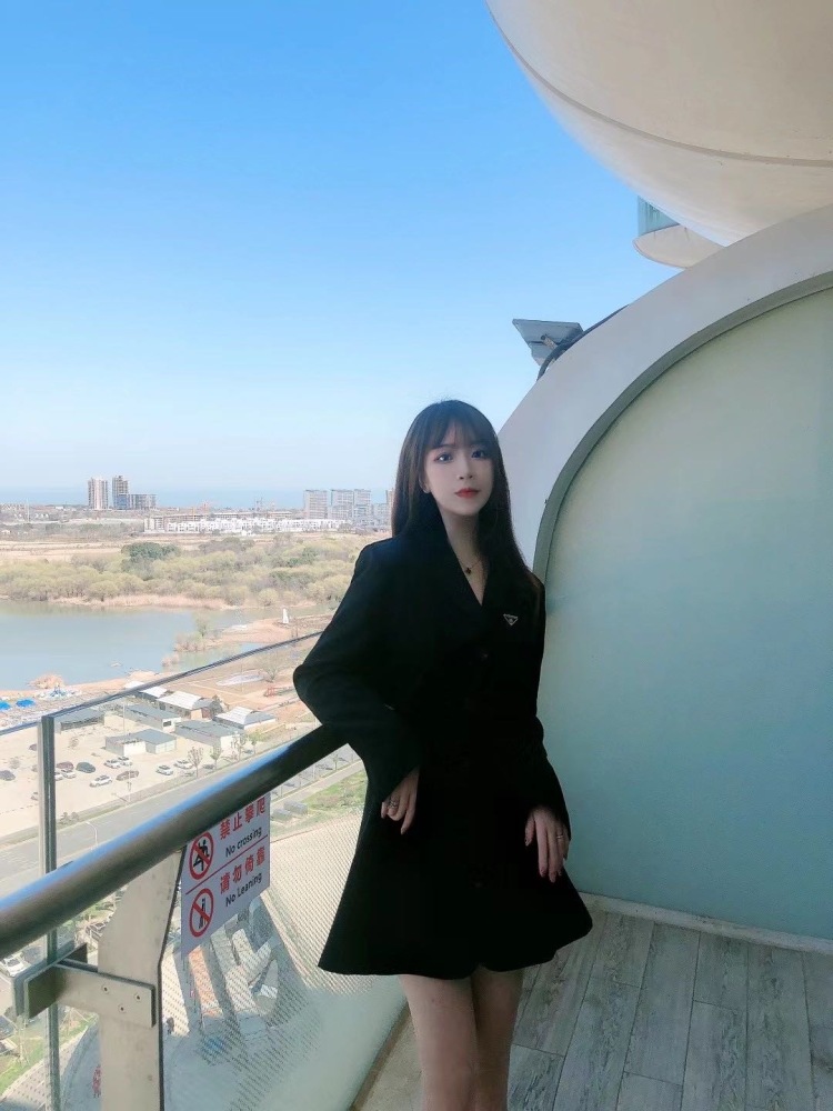 一颗甜橙-浙江省·杭州市·西湖区-抖音 微博 ***-身高168,体重105,坐标杭州,职业造型搭配师,有较好的审美,接寄拍,买家秀卖家秀都可以接,什么风格都可拍。