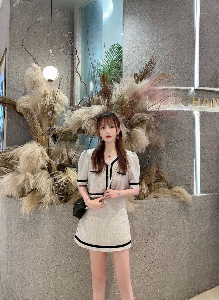 一颗甜橙-浙江省·杭州市·西湖区-抖音 微博 ***-身高168,体重105,坐标杭州,职业造型搭配师,有较好的审美,接寄拍,买家秀卖家秀都可以接,什么风格都可拍。