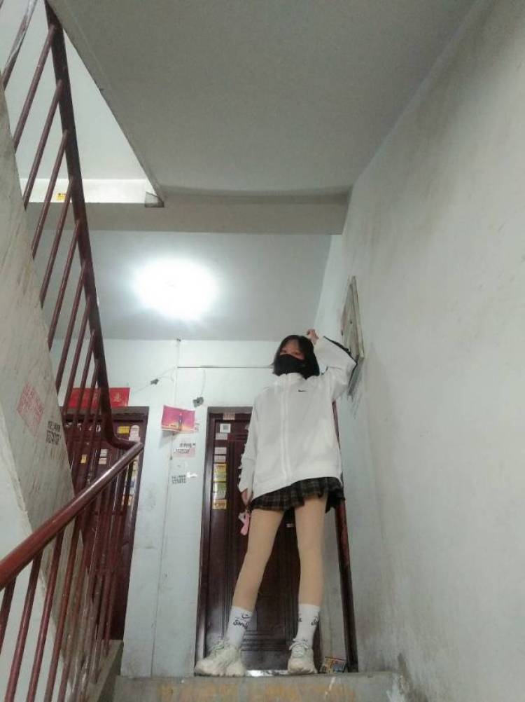 小.兔.崽.子.-新疆维吾尔自治区·昌吉回族自治州·奇台县-快手-本人身高171  体重46 什么风格都可以驾驭 本人学生假期期间可接拍 可去指定地点打开拍照  接化妆品服饰首饰代拍