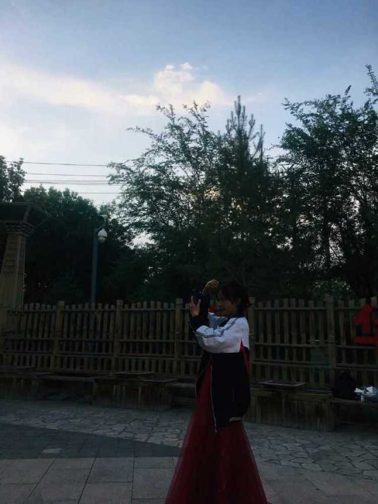 小.兔.崽.子.-新疆维吾尔自治区·昌吉回族自治州·奇台县-快手-本人身高171  体重46 什么风格都可以驾驭 本人学生假期期间可接拍 可去指定地点打开拍照  接化妆品服饰首饰代拍