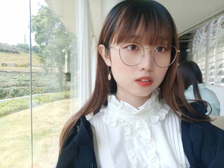 芋圆啵啵🍦-浙江省·杭州市·西湖区-抖音微博***-目前是大三学生，从小喜欢拍照，对搭配有一定的审美，做过抖音主播，做过微博发型互免，会根据风格自己化妆p图，接单范围可以是寄拍买家秀，免费试用，探店打卡，风格可萌可甜可淑女可汉服可jk，价钱新人好商量，