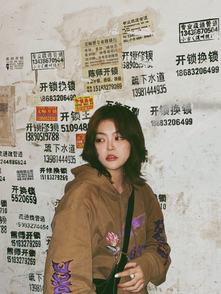 招财进宝-四川省·成都市·武侯区-快手-可以接寄拍 也可以接美瞳 有大把时间 出图很快 p图技术挺不错！各位老板看看我！