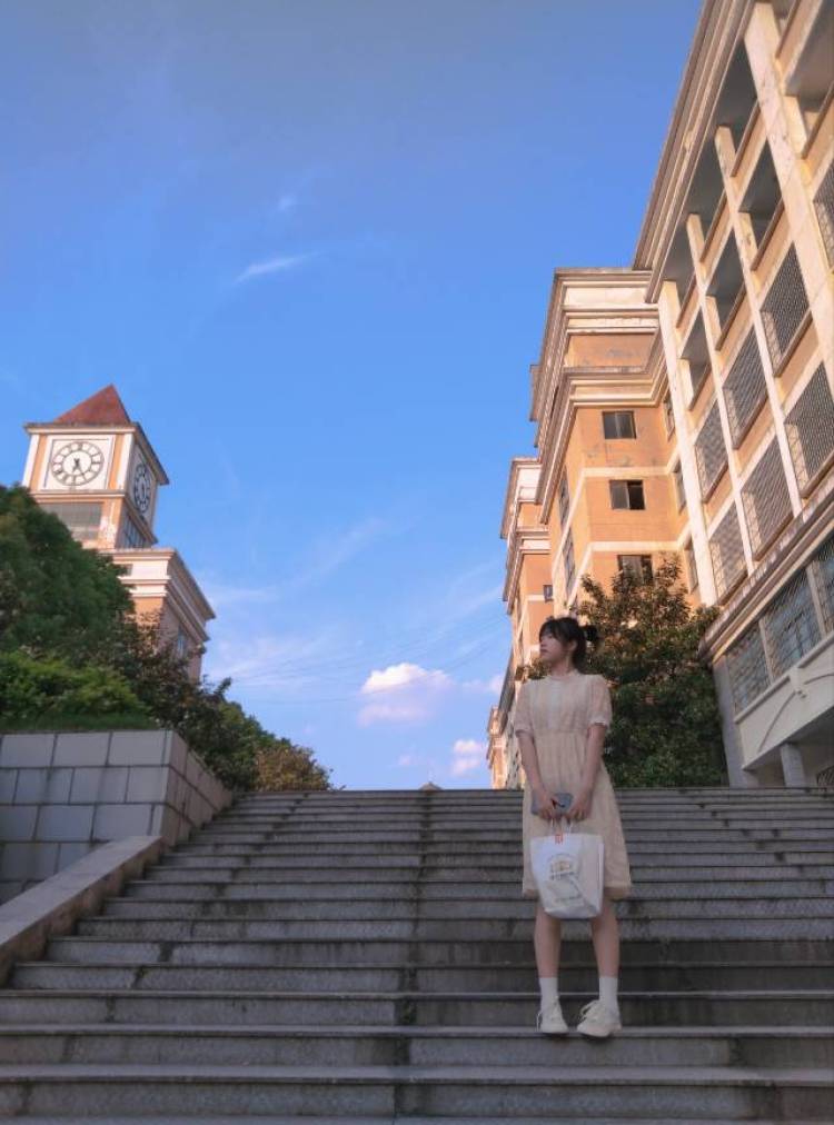 舟无归-湖南省·郴州市·北湖区--一名学生党 17岁 想赚零花钱 身高165厘米 体重93斤 人美身材好 个性活泼开朗 喜欢运动 打羽毛球啊啥的 我会一点拍照 微p一下 出图比较快~