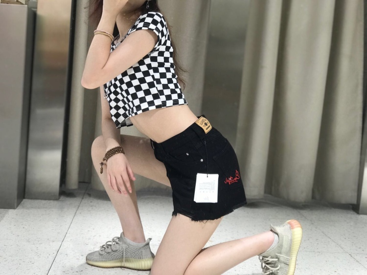 狗爷-湖南省·长沙市·芙蓉区--身高165cm,体重:92
在服饰店经常拍模特图
在***也有穿搭分享
有良好穿搭技巧懂得搭配
会p图有一定的审美观
