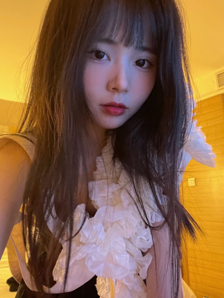 Eleven.-浙江省·丽水市·莲都区-微博 ***-接各种拍摄 擅长纯欲甜妹照片 其他风格也可以驾驭 全身照也可 身高160 体重90 风格多变 个人自我审美较高